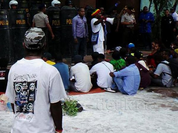 Aksi Pendemo Freeport di Plaza 89 Rusuh