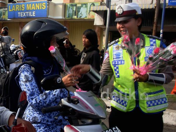 Satlantas Bagikan Bunga Bagi Pengendara Tertib