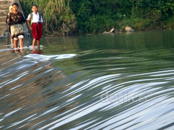 Menyeberangi Sungai untuk Mengikuti UN