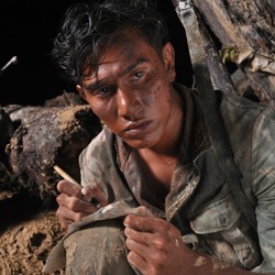 Foto Perdana Vino Bastian dengan Set Perang di 3 Nafas Likas