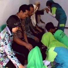 Rayakan Kelulusan, Siswa di Bondowoso Basuh Kaki Guru dengan Air 7 Sumur