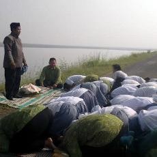 Lulus UN, Siswa MA Sujud Syukur di Tanggul Lumpur Lapindo