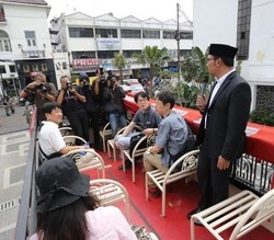 Saat Ridwan Kamil Jadi Tour Guide Turis dari Jepang