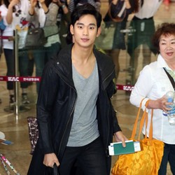 Gaya Kasual Kim Soo Hyun di Bandara