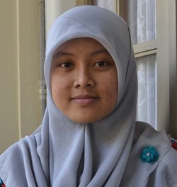 Perjuangan Danik, Anak Tukang Kredit yang Lulus Cum Laude di UGM