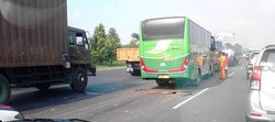 3 Kendaraan Tabrakan di Tol Cikampek, Macet 4 Km