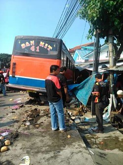 Tabrak Pedagang Kelapa, Metromini 41 Hampir Diamuk Massa