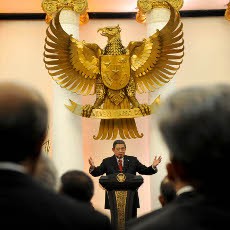 Bercanda di Hadapan Jokowi, SBY Pukul Gong 3 Kali Tanda Non Blok