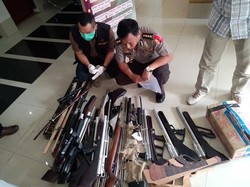 Polisi Pamerkan Puluhan Senjata Milik 10 Teroris yang Baru Ditangkap