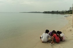 Pesona Pantai Tanjung Kerasak Bangka di Pagi Hari