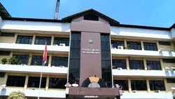 Polisi Cari Bukti Dugaan Mantan Bupati Cabuli Anaknya