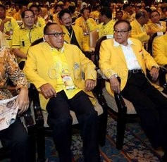 Politik Dua Kaki Golkar Dilakukan karena Takut Kehilangan Kekuasaan