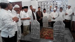 Ziarah ke Makam Habib di Kwitang, Hatta Minta Dukungan Ulama dan Warga