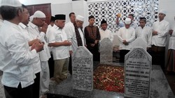 Usai Berdoa di Makam Habib Kwitang, Hatta: Sejak Jadi Menko Saya Sering Kesini