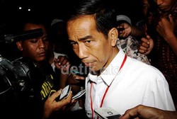 LSI Denny JA: Publik Tak Percaya Jokowi Bakal Jadi Boneka Mega