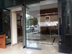 Kaca Pintu KPU yang Pecah oleh Massa Prabowo Dibereskan Cleaning Service