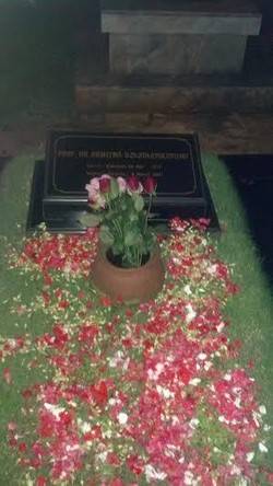 Prabowo Subianto Ziarah ke Makam Ayahnya di TPU Karet Bivak