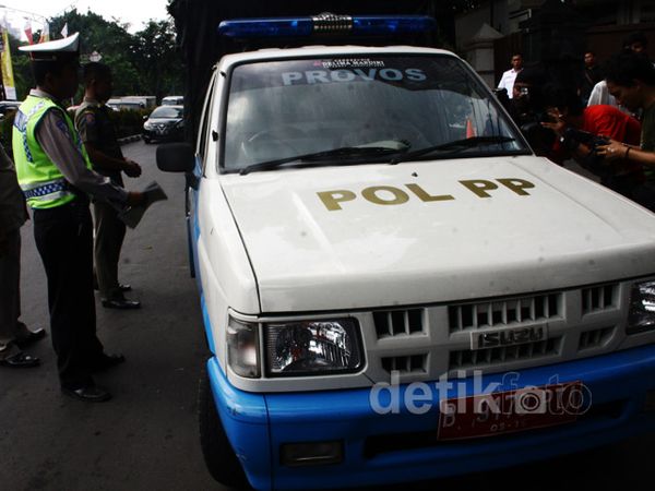Mobil Satpol PP Ditilang