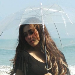 Syuting Video Klip di Anyer, Syahrini Tampil Polos