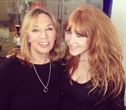 Tips Merias Wajah untuk Wanita 60 Tahun dari Make-up Artist Kate Moss