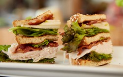 Wanita Ini Dilamar Pacarnya Setelah Membuat 256 Sandwich