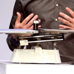 Surface Pro 3 vs MacBook Air, Siapa Lebih Oke?