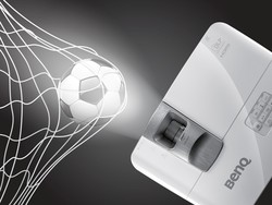 Seru-seruan Nonton Piala Dunia Pakai Proyektor Full HD