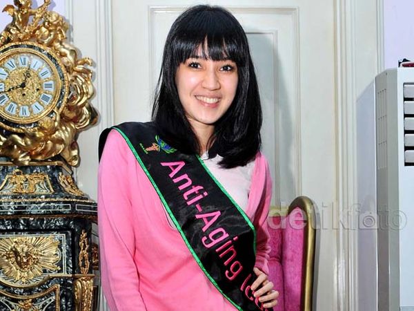 Dhini Aminarti Manis Berponi