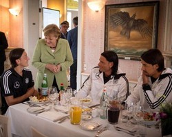 Kanselir Jerman Akan Tonton Laga Perdana Oezil cs di Brasil