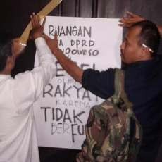 Puluhan Aktivis Segel Ruang Kerja Ketua DPRD Bondowoso