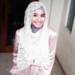 Gaya Berhijab si Cantik Laudya Cynthia Bella