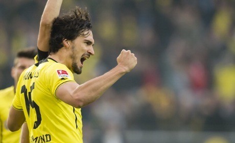 Dikaitkan dengan MU, Hummels Disebut Bahagia di Dortmund
