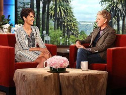 Cerita Halle Berry Soal Melahirkan dan Menyusui Bayi di Usia 47 Tahun