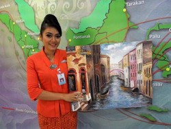 Perkenalkan, Ini Inanike Agusta Pramugari Cantik Garuda Indonesia yang Salat di Pesawat