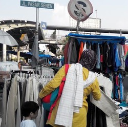 Pedagang Pakaian Bekas Pasar Senen Masih Terus Padati Jalan