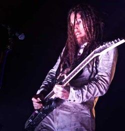 Gitaris Korn Mendadak Dilarikan ke Rumah Sakit