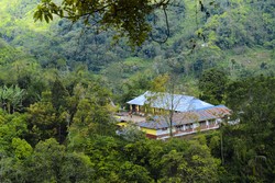 Sekolah di perbukitan di dalam lembah