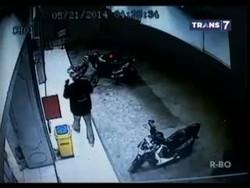 Rampok Bergolok Sekap Pegawai Minimarket Terekam CCTV