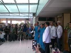 Berpiyama Biru, Jokowi-JK Keluar Rumah Sakit Menyapa Pekerja Media