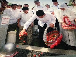 Saat Hatta Tabur Bunga di Makam Sahabat Tercinta Taufiq Kiemas
