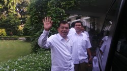 Jokowi-JK Berangkat Bersama ke RSPAD Untuk Tes Kesehatan