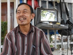 Pernah Dibentak Tentara, Pak Hasan Tukang Cukur Takut Bicara Politik