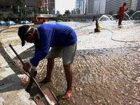 Kolam Bunderan HI Dibersihkan