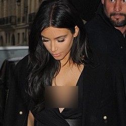 Dinner dengan Keluarga Besar, Kim Kardashian Pamer Paha