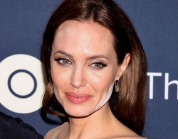 Foto: Angelina Jolie Hingga Nicole Kidman Pakai Bedak Berantakan
