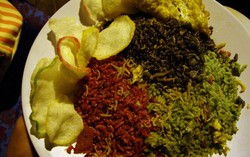 Thole Kitchen: Setengah Jam Antre Nasi dan Mi Goreng Warna-warni!