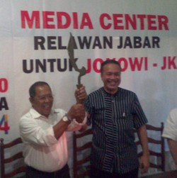 Kujang untuk Jokowi dari Relawan Jabar
