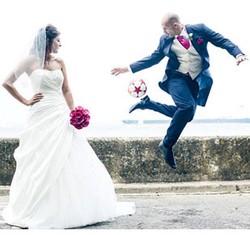 Unik, Pengantin Pria Ini Pamer Kemampuan Main Bola Saat Tunggu Calon Istri