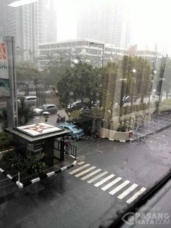 Jakarta Hujan Deras, Jalan Gatot Subroto dan Kuningan Tergenang