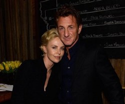 Charlize Theron Soal Sean Penn: Kami Pacaran dan Tidak Merahasiakannya